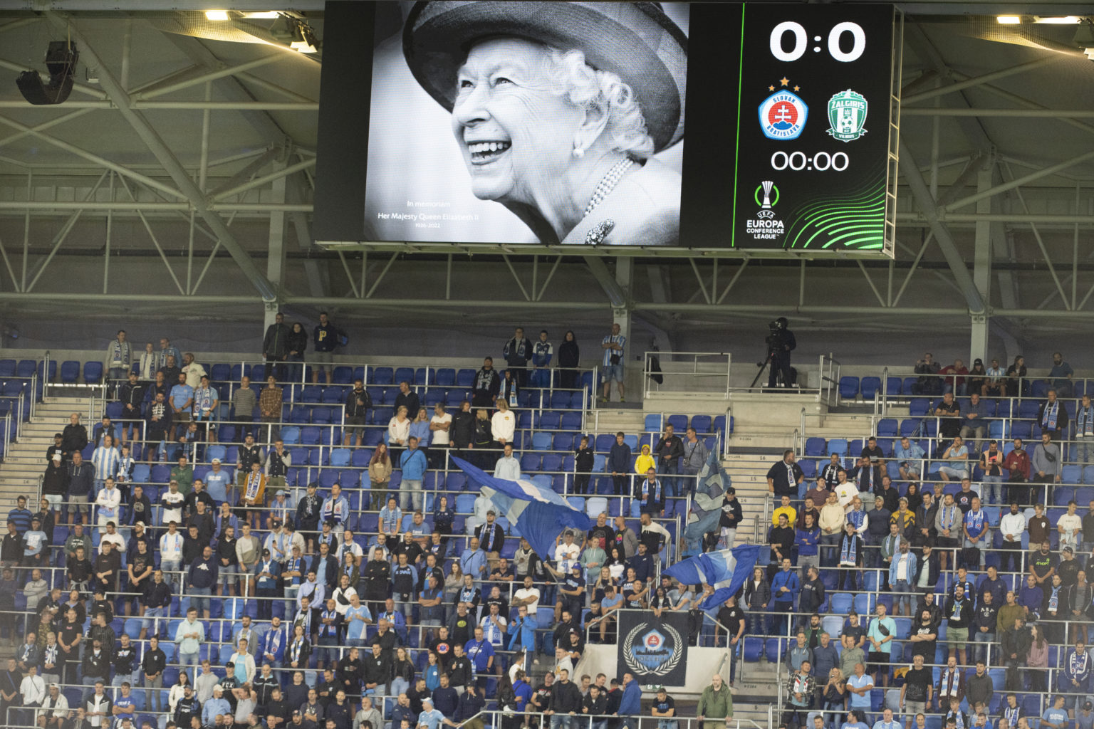 Na snímke minúta ticha na počesť zosnulej britskej kráľovnej Alžbety II. počas stretnutia H-skupiny Európskej konferenčnej ligy vo futbale ŠK Slovan Bratislava - FK Žalgiris Vilnius  8. septembra 2022 v Bratislave. Foto: TASR/Pavel Neubauer