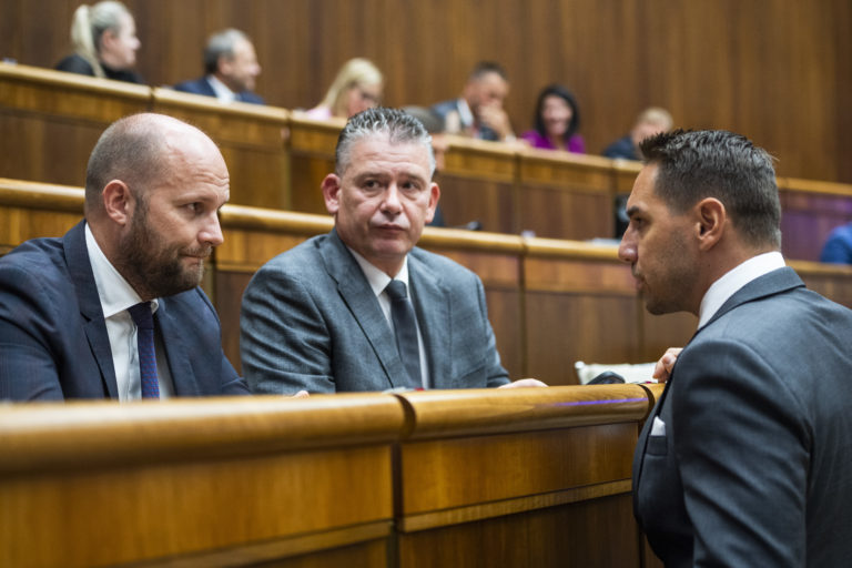 Na snímke zľava minister obrany Jaroslav Naď, minister vnútra Roman Mikulec a poslanec György Gyimesi. Foto: TASR/Jaroslav Novák