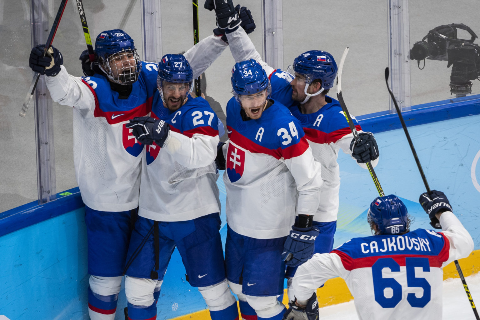Na snímke hokejisti Slovenska, zľava Michal Čajkovský, Miloš Kelemen a Samuel Takáč. Foto: Jaroslav Novák/TASR