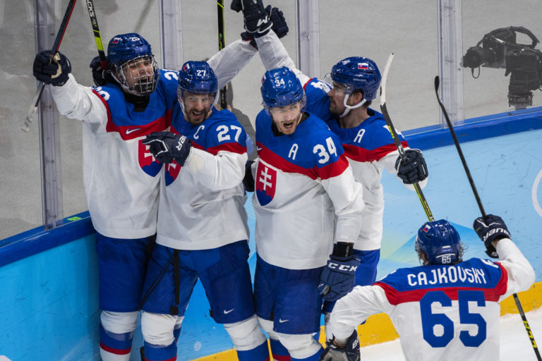 Na snímke hokejisti Slovenska, zľava Michal Čajkovský, Miloš Kelemen a Samuel Takáč. Foto: Jaroslav Novák/TASR