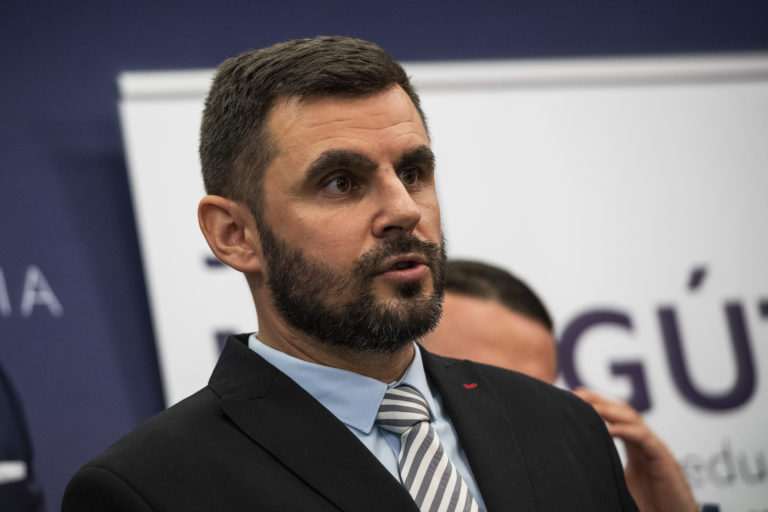 Smerák Ján Mažgút., ktorý kandiduje za bratislavského župana sa uchádza o podporu Hlasu. Zatiaľ neúspešne