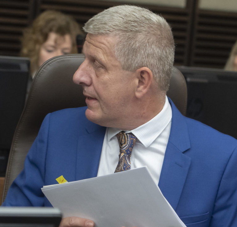 Vláda schválila zvýšenie platov zdravotníkov