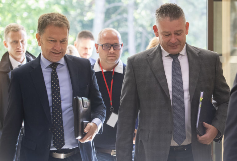 Na snímke zľava podpredseda vlády a minister financií Igor Matovič a minister vnútra Roman Mikulec (obaja OĽaNO) prichádzajú na 104. schôdzu vlády SR 21. septembra 2022 v Bratislave. Foto: TASR/Martin Baumann