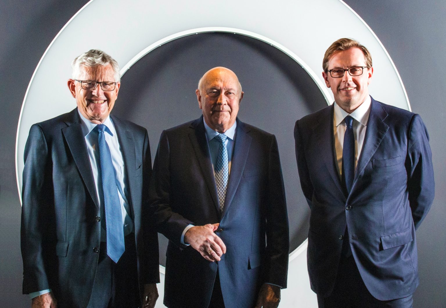 Zľava: Kaspar Villiger, bývalý prezident Švajčiarska, F. W. de Klerk, zakladateľ GLF a bývalý prezident Južnej Afriky, a Martin Saidler. Foto: Saidler & Co. 