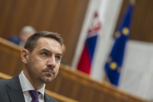 Zákaz dúhovej vlajky v štátnych budovách neprešiel. Návrh podporil Smer, z OĽaNO len Gyimesi