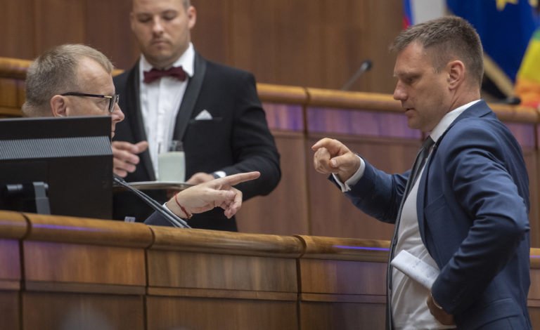 Na snímke vľavo predseda parlamentu SR Boris Kollár (Sme rodina) a dole nezaradený poslanec Tomáš Taraba počas 67. schôdze Národnej rady SR 28. júna 2022 v Bratislave. Foto: TASR/Martin Baumann