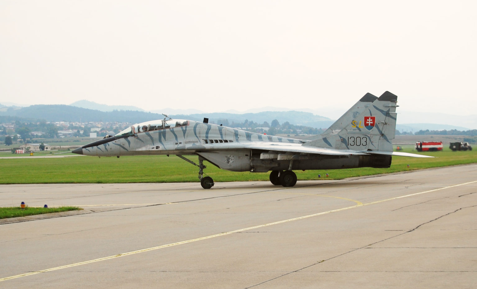 Dvojmiestny MiG-29UBS s tigrou kamuflážou pri rolovaní na základni Sliač. Foto: Lukáš Mak