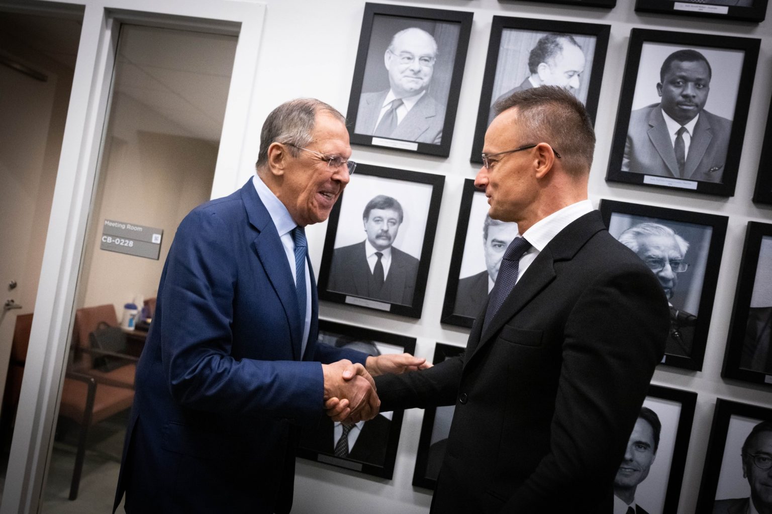 Ruský minister zahraničných vecí Sergej Lavrov (vľavo) a šéf maďarskej diplomacie Péter Szijjártó sa zdravia počas stretnutia v New Yorku na Valnom zhromaždení OSN. Foto: FB