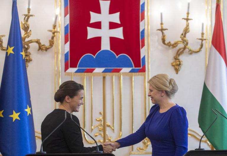 Prezidentka SR Zuzana Čaputová (vpravo) a maďarská prezidentka Katalin Nováková počas tlačovej konferencie v Prezidentskom paláci 30. septembra 2022 v Bratislave počasn edávneho stretnutia v Bratislave. Foto: TASR/Martin Baumann