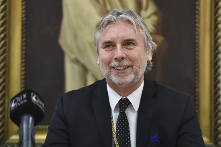 Biskup Eľko a publicista Šimečka o 30 rokoch Slovenska. Zúčastnite sa diskusného večera Verbum talkshow