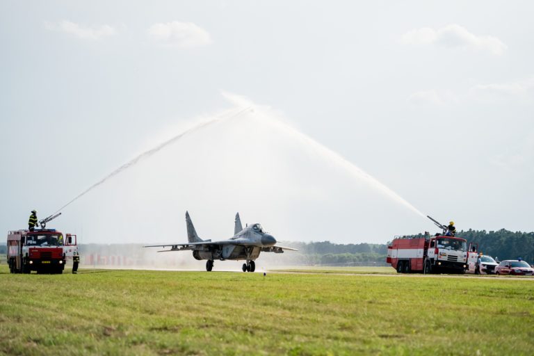 Rozlúčka stíhačky MiG-29 prechodom cez vodnú bránu počas leteckého dňa SIAF, 27. augusta 2022. Foto: SIAF