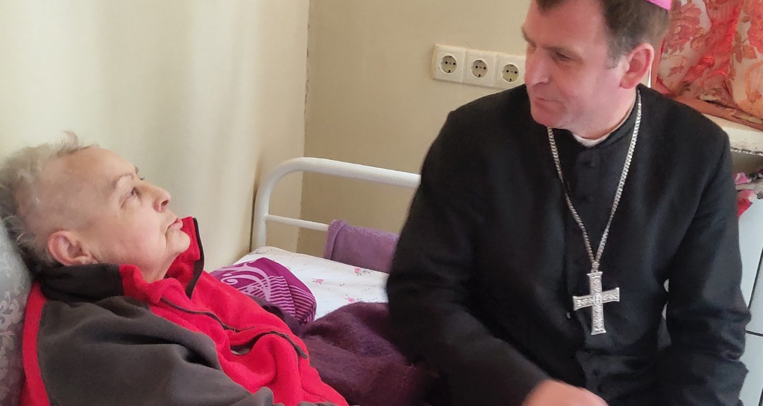 Biskup Pavlo Hončaruk počas pastoračnej návštevy v nemocnici. Foto: Archív