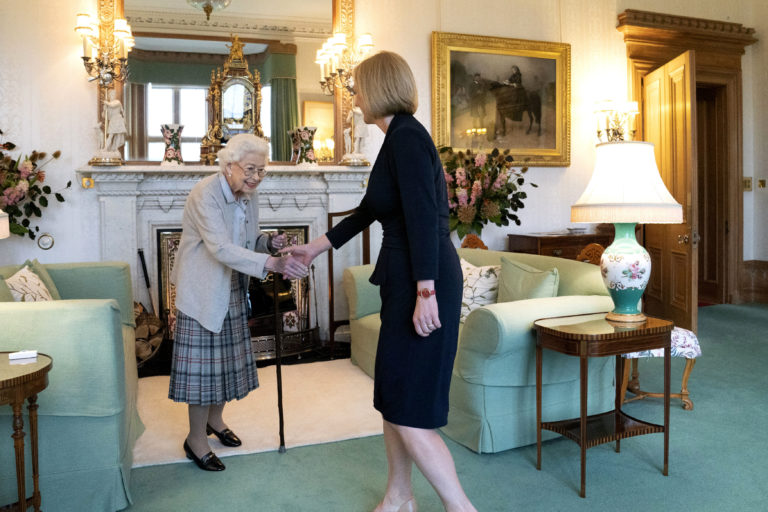 Kráľovná Alžbeta II. víta Liz Trussovú na audiencii v škótskom zámku Balmoral. Foto: TASR/AP
