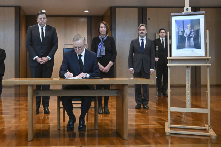 Austrálsky premiér Anthony Albanese píše do kondolenčnej knihy. Foto: TASR/AP