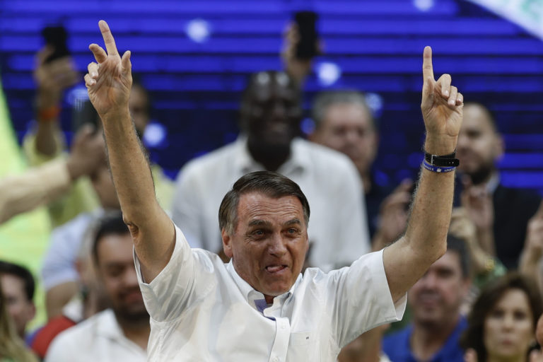 Bolsonaro dostal náramok, sudcom berú víza. Spor Brazílie a USA sa vyostruje