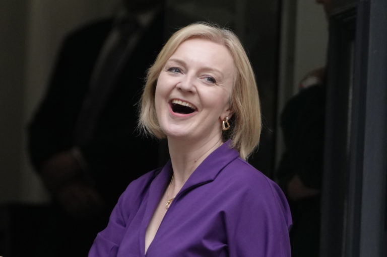 Na snímke nová líderka britskej Konzervatívnej strany a súčasná britská ministerka zahraničných vecí Liz Trussová prichádza do sídla Konzervatívnej strany po jej víťazstve vo voľbe o post lídra britskej Konzervatívnej strany v Londýne 5. septembra 2022. Foto: TASR/AP
