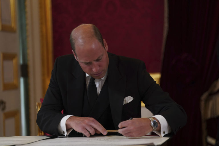  Na snímke britský princ William podpisuje prísahu počas zasadnutia rady pre nástupníctvo trónu v Paláci svätého Jakuba v Londýne 10. septembra 2022. Foto: TASR/AP