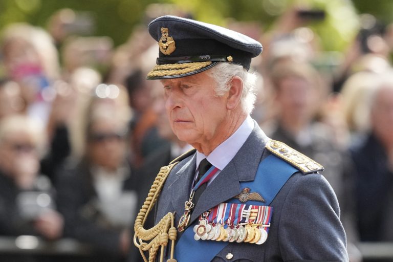 Britský kráľ Karol III. kráča za rakvou s telesnými pozostatkami zosnulej britskej kráľovnej Alžbety II. počas slávnostnej procesie z Buckinghamského paláca do Westminsterského paláca v Londýne 14. septembra 2022. Foto: TASR/AP