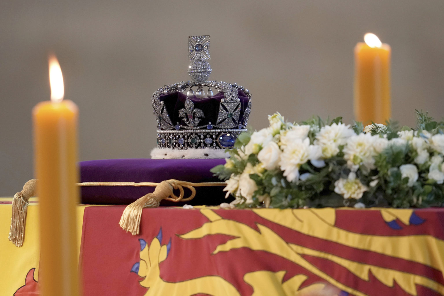 Rakva kráľovnej Alžbety II. vystavená so štátnymi poctami vo Westminster Hall. Foto: TASR/AP