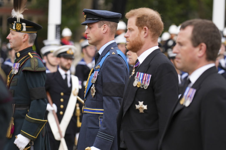 Willliam, britský princ z Walesu (tretí sprava) a britský princ Harry (druhý sprava). Foto: TASR/AP