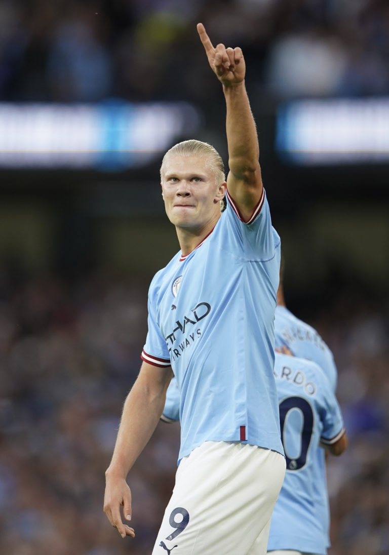 Hráč Manchesteru City Erling Haaland oslavuje po tom, ako strelil úvodný gól vo futbalovom zápase anglickej ligy Premier League Manchester City – Nottingham Forest v Manchesteri 31. augusta 2022. Foto: TASR/AP