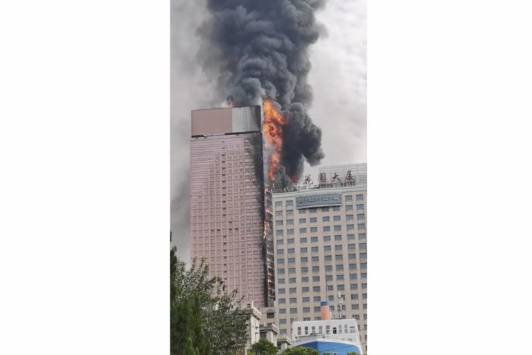 Na videosnímke mrakodrap najväčšieho telekomunikačného operátora China Telecom horí 16. septembra 2022 v čínskom meste Čchang-ša. Foto: TASR/AP