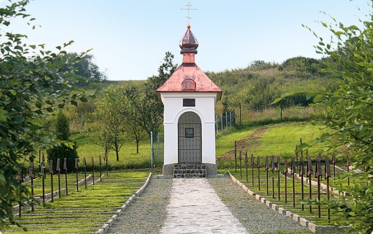 Za údajné zničenie hrobových miest v Ladomirovej dostala obec 50 eur pokutu