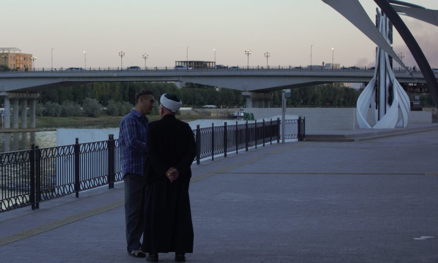 Atyrau – Európske nábrežie s mostom vedúcim do Ázie. Foto: Martin Leidenfrost