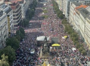 Masové protesty v Prahe vyvolali búrlivé reakcie a spory českých politikov