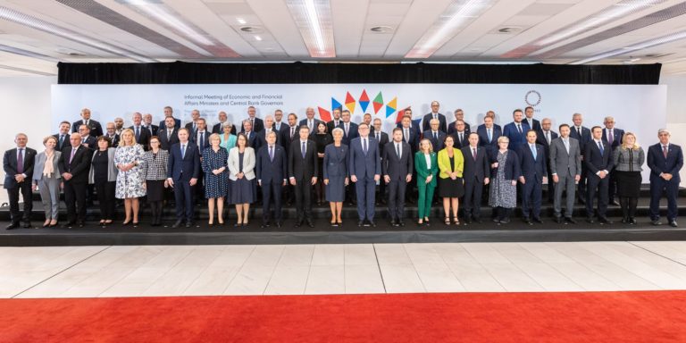 Ministri financií Európskej únie a ďalší na spoločnej fotografii. Zdroj: Twitter