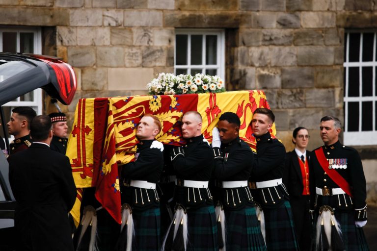 Rakva s pozostatkami Alžbety II. dorazila do Edinburghu, na pohrebe sa zúčastní Fiala aj Steinmeier