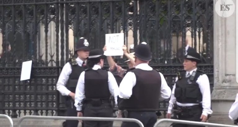 Spojené kráľovstvo: Polícia zadržala viacero ľudí protestujúcich proti monarchii