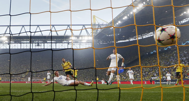 Raphael Guerreiro strieľa druhý gól do siete Kodane. Foto: TASR/AP
