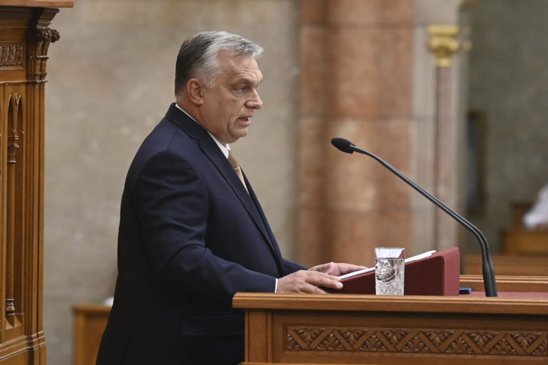 Na snímke maďarský premiér Viktor Orbán reční počas úvodného jesenného zasadnutia maďarského parlamentu v Budapešti 26. septembra 2022. Foto: TASR/AP