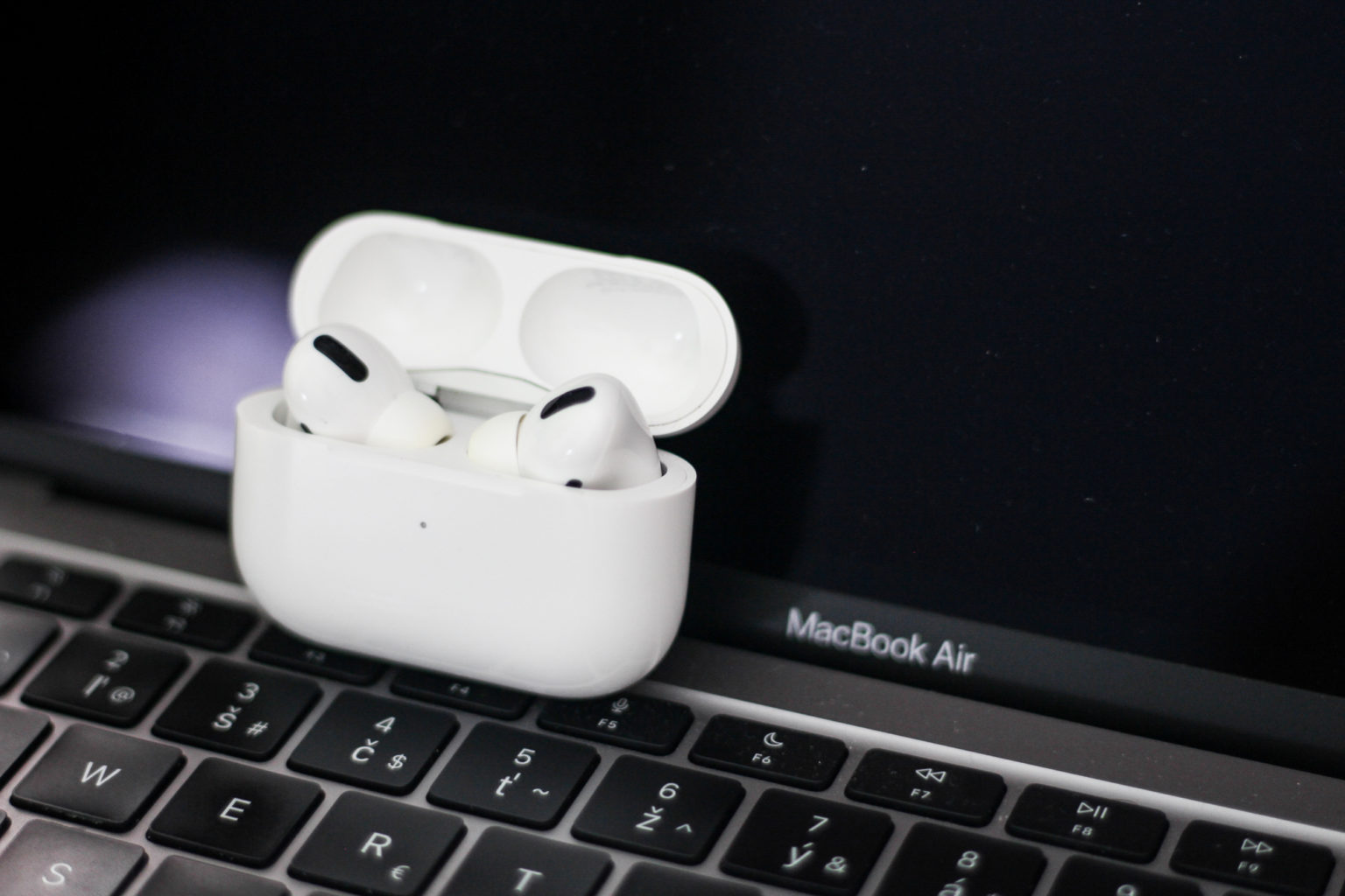 Bezdrôtové slúchadlá Apple AirPods Pro prvej generácie. Foto: Martin Minka