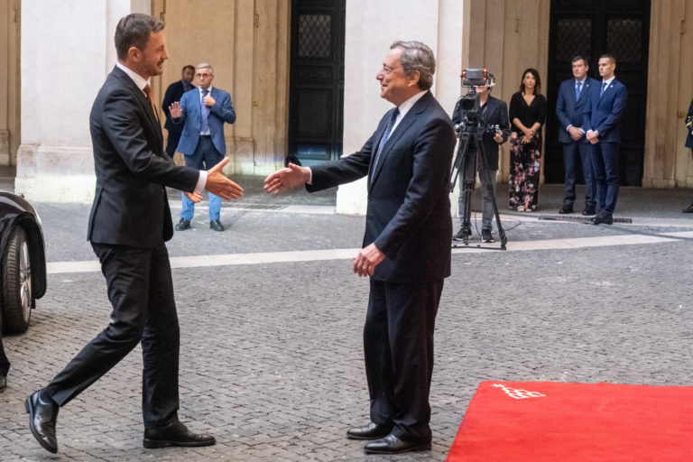 Na snímke zľava predseda vlády SR Eduard Heger (OĽaNO) a taliansky premiér Mario Draghi si podávajú ruky počas stretnutia v Ríme 8. septembra 2022. Foto: TASR/Lenka Farkašová