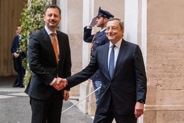 Na snímke v popredí zľava predseda vlády SR Eduard Heger (OĽaNO) a taliansky premiér Mario Draghi si podávajú ruky počas stretnutia v Ríme 8. septembra 2022. Foto: TASR/AP