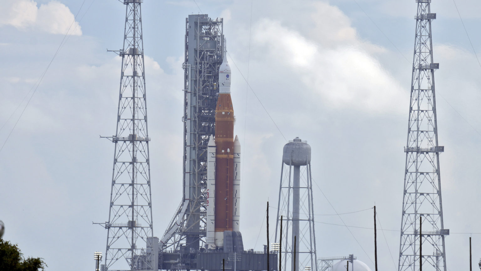 Na snímke superťažká nosná raketa Space Launch System (SLS) a modul Orion sú pripravené na štartovacej rampe 39 na Kennedyho vesmírnom stredisku na Floride v pondelok 29. augusta 2022. Foto: TASR/AP