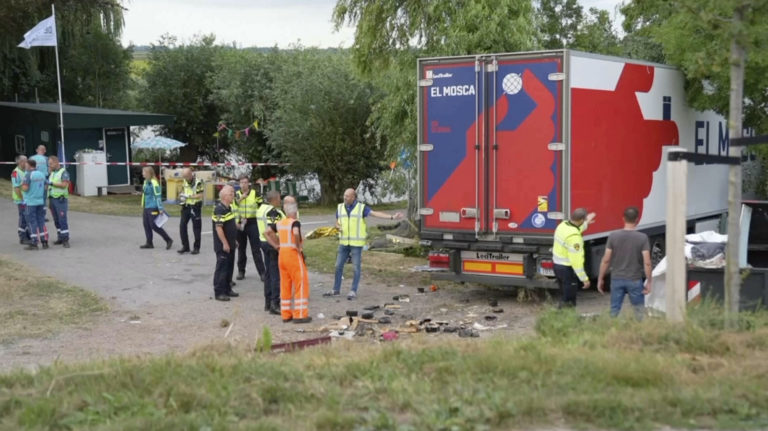 Fotografia z miesta činu, kde kamión narazil do ľudí. Zdroj: TASR/AP