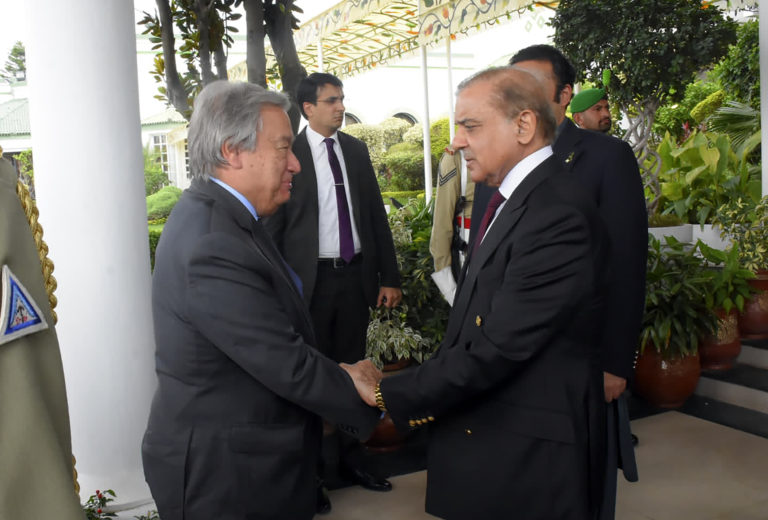 Generálny tajomník Antonio Guterres si podáva ruku s pakistanským premiérom Šáhbázom Šarífom počas svojej návštevy Pakistanu. Foto: TASR/AP