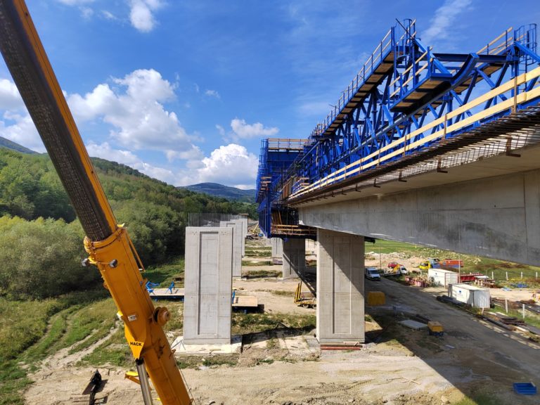 NDS: Výstavba časti R2 Kriváň – Mýtna napreduje, vysunuté sú už tri segmenty estakády