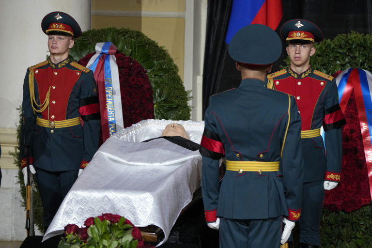 Členovia člestnej stráže stoja pri rakve bývalého sovietskeho prezidenta Michaila Gorbačova v Stĺpovej sále Domu odborov v Moskve počas rozlúčkového ceremoniálu v sobotu 3. septembra 2022. Foto: TASR/AP