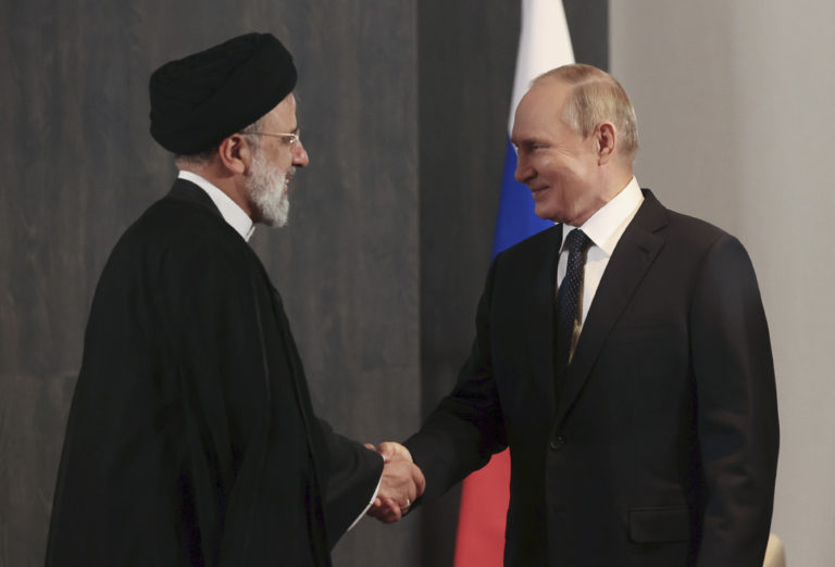 Na snímke sprava ruský prezident Vladimir Putin a iránsky prezident Ebráhím Raís. Foto: TASR/AP