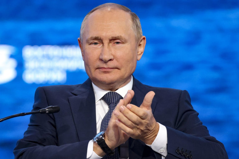 Ruský prezident Vladimír Putin tlieska počas svojej účasti na Východnom ekonomickom fóre vo Vladivostoku na východe Ruska 7. septembra 2022. Foto: TASR/AP