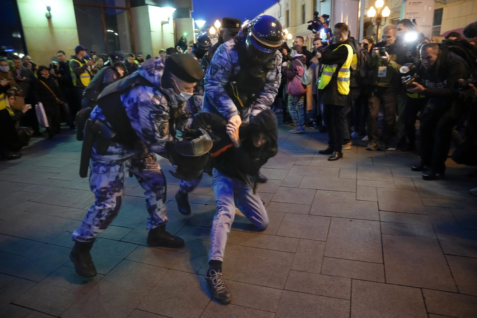 Policajti zatýkajú demonštrantov proti mobilizácii a vojne v septembri 2022. Foto: TASR/AP