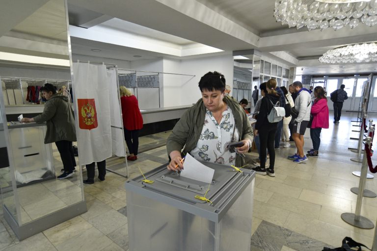 ľudia hlasujú v referende aj v meste Sevastopoľ. Foto: TASR/AP