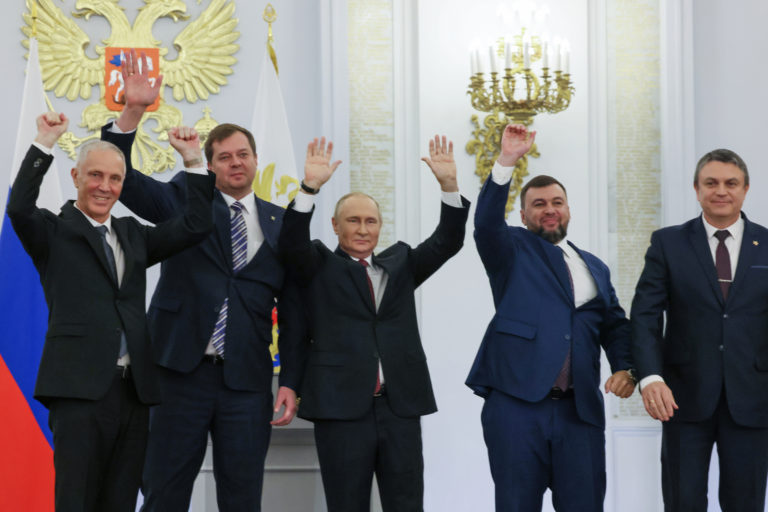 Vladimír Putin so štyrmi predstaviteľmi anektovaných ukrajinských území. Foto: TASR/AP