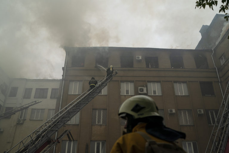 Ukrajinskí hasiči hasia budovu polície, ktorú zasiahlo ostreľovanie ruskej armády v meste Charkov na východe Ukrajiny v pondelok 12. septembra 2022. FOTO TASR/AP