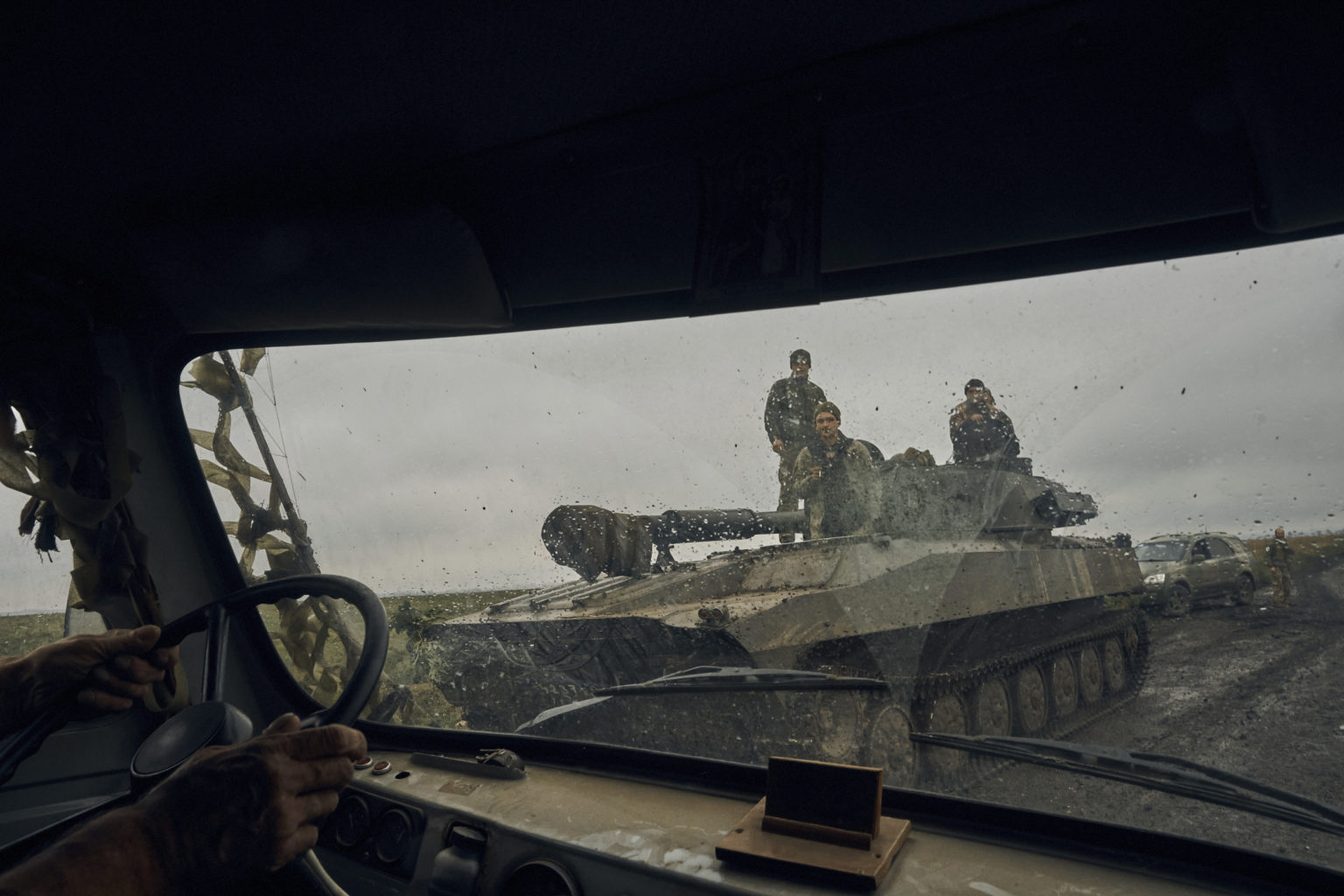 Ukrajinský tank v  oslobodenej Charkovskej oblasti na Ukrajine. Foto: TASR/AP 
