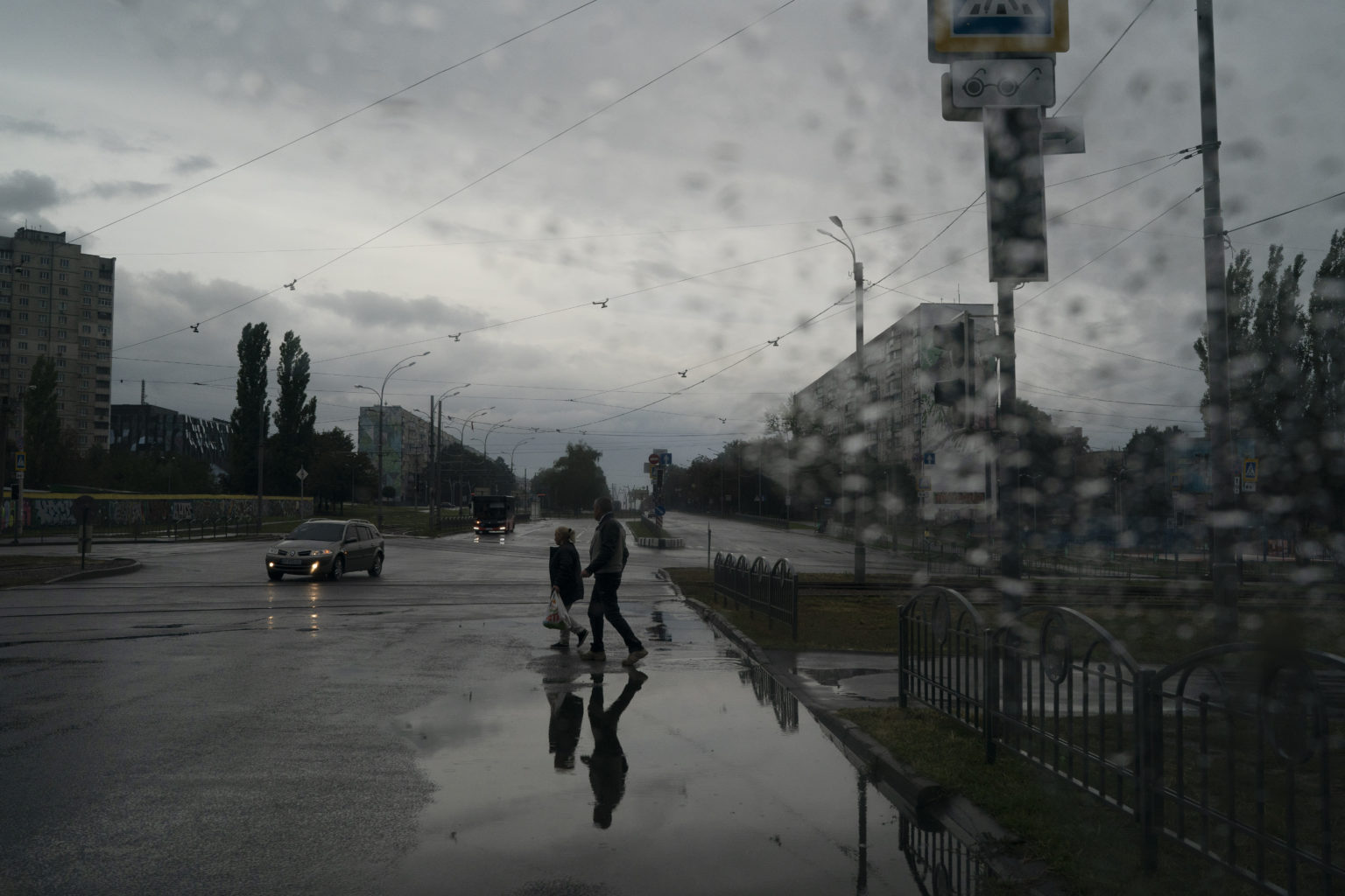 Ľudia kráčajú cez ulicu v štvrti Saltovka v meste Charkov počas 204. dňa ruskej invázie na Ukrajinu vo štvrtok 15. septembra 2022. Ilustračné foto: TASR/AP